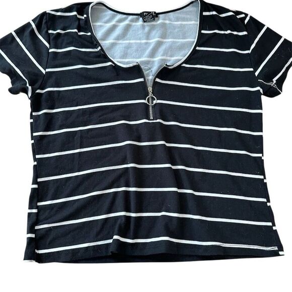 Rue21 Tops - Rue 21 Women's XL Black & White Striped Crop Top‎ Zipper Front